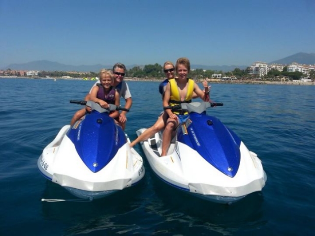 Motos de agua en grupo